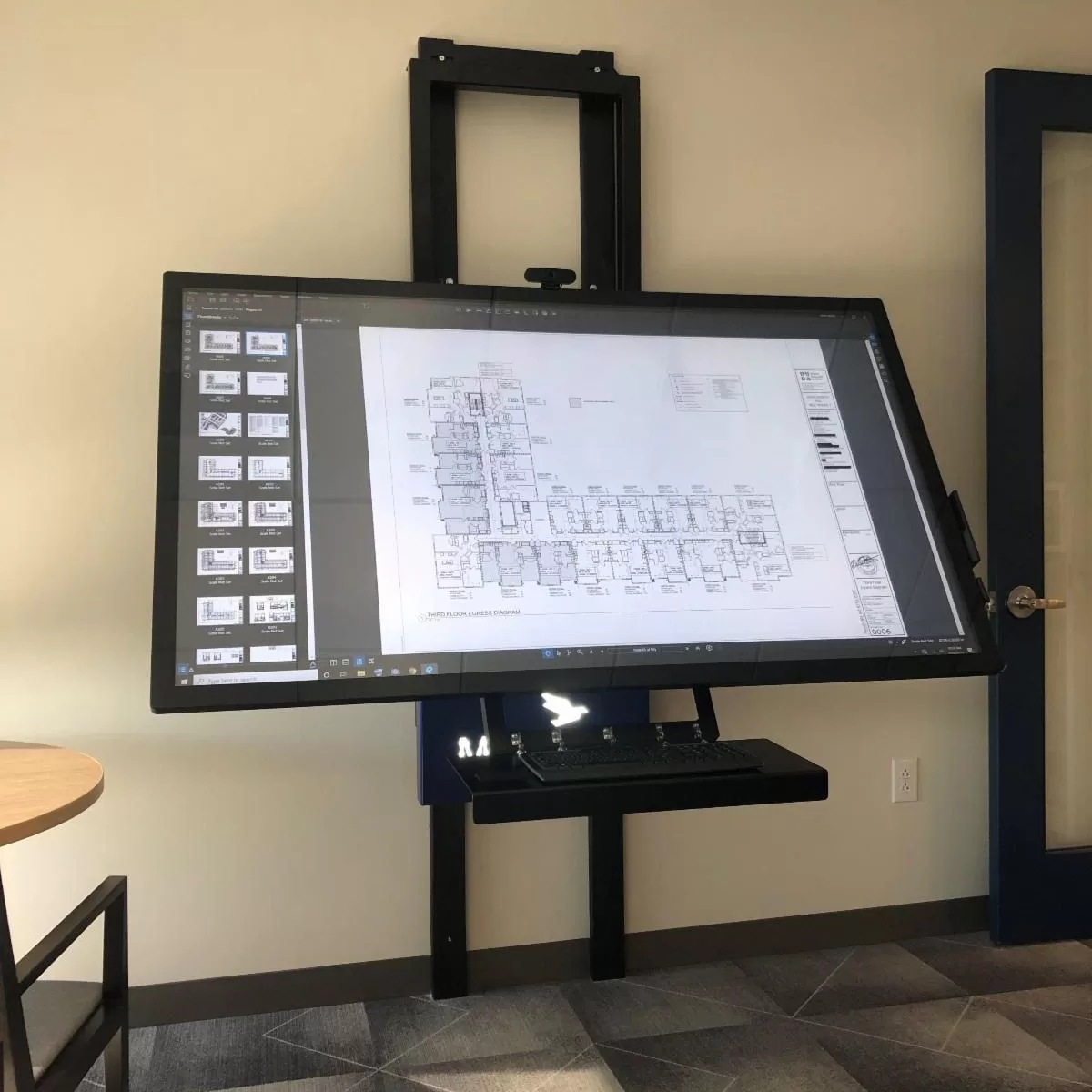 lift and tilt monitor